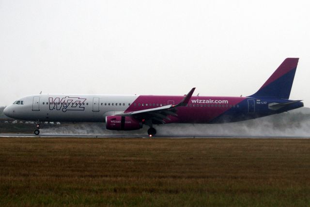 Airbus A321 (HA-LXZ) - Landing on rwy 26 on 10-Aug-18 operating flight WZZ3003 from LROP.