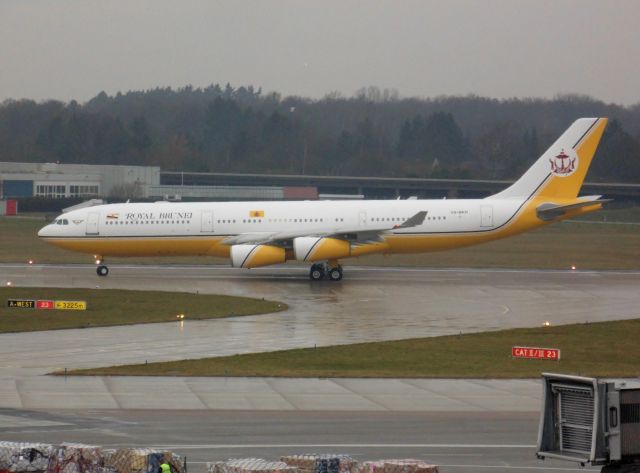 Airbus A340-200 (V8-BKH)