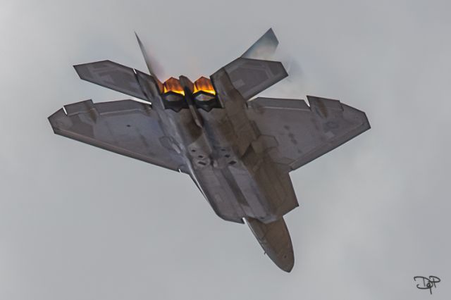 Lockheed F-22 Raptor — - Overhead pass - After burners