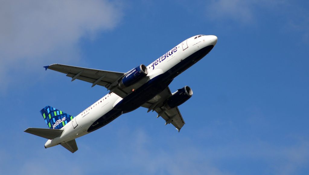 Airbus A320 (N599JB) - Shortly after departure is this 2004 jetBlue Airbus A320-232 from the Summer of 2020.