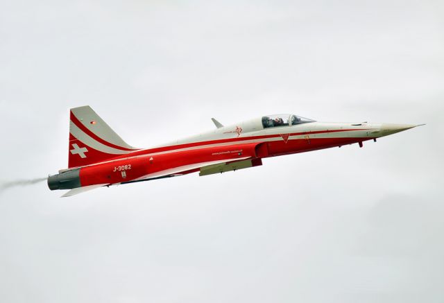 J3082 — - Swiss Air Force F-5EII "Patrouille Suisse" display team at 2012 RAIT.