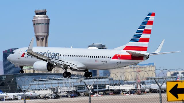 Boeing 737-800 (N939NN)