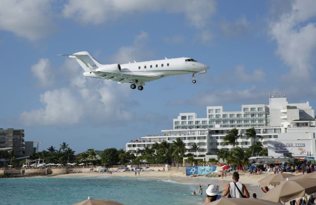 Bombardier Challenger 300 (C-FLAV) - Bombardier Challenger 300 C-FLAV for landing.