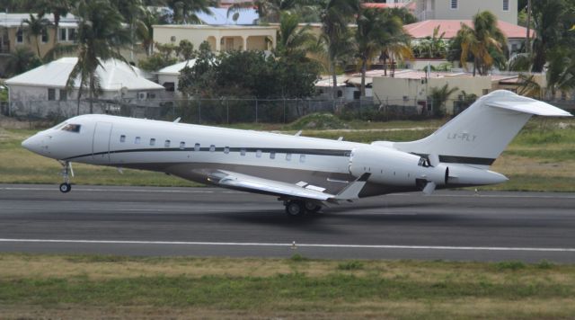 Bombardier Global Express (LX-FLY) - Silver arrow