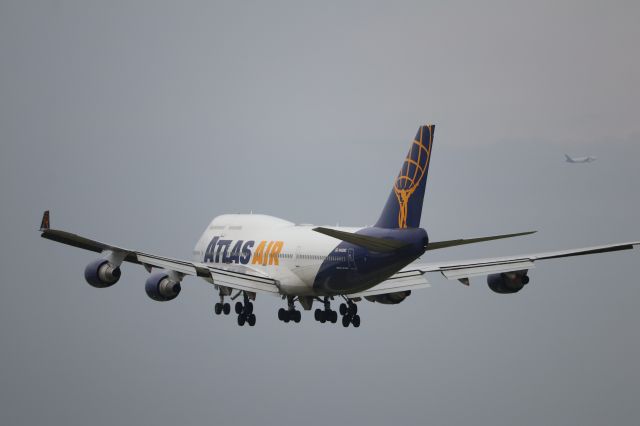Boeing 747-400 (N482MC) - Giant 747-400, in pax configuration. A rare sight these days. Feat. A FedEx 777-200LR