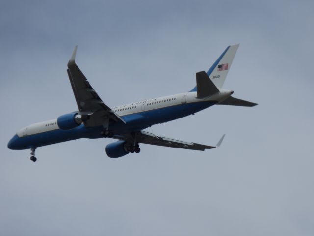 Boeing 757-200 (80001) - EGE - VP Pence on final.