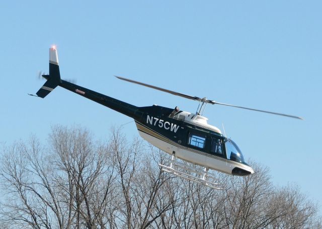Bell JetRanger (N75CW) - Departing Downtown Shreveport.