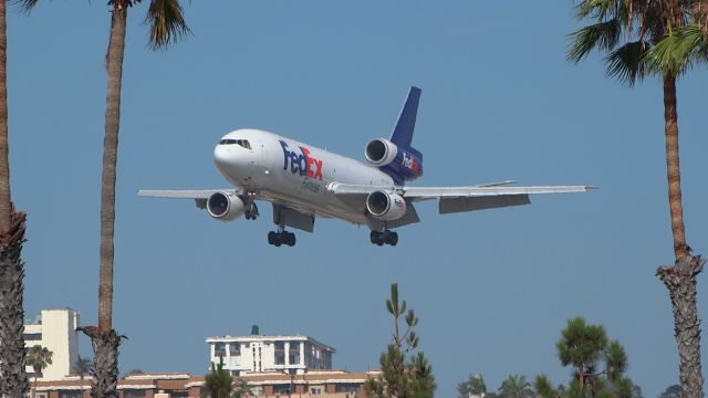 McDonnell Douglas DC-10 —