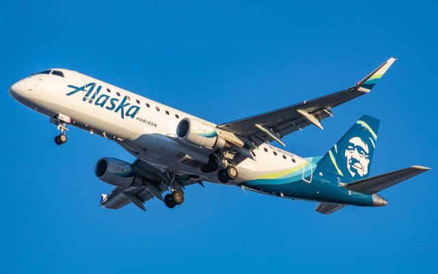 EMBRAER 175 (long wing) (N630QX)