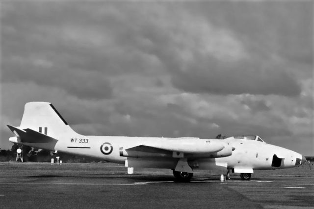 ENGLISH ELECTRIC Canberra (WSG333) - EE Canberra B(I) 8 WT333 RAAF Pearce (YPEA) late 1960s