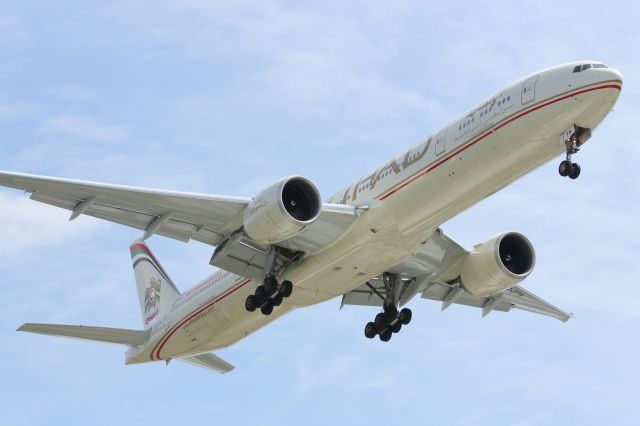 Boeing 777-200 (A6-ETM) - Approaching runway 027L at LHR.