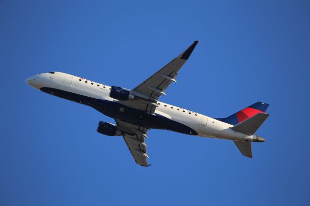 EMBRAER 175 (long wing) (N261SY)