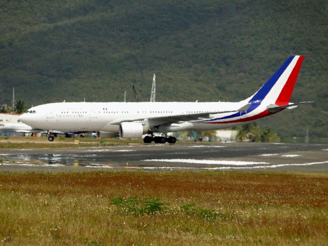 Airbus A330-300 —