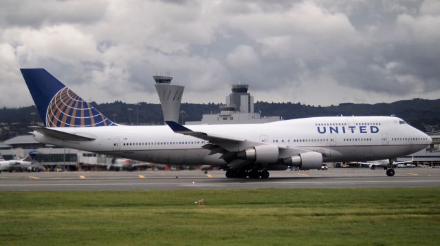 Boeing 747-400 (N122UA)