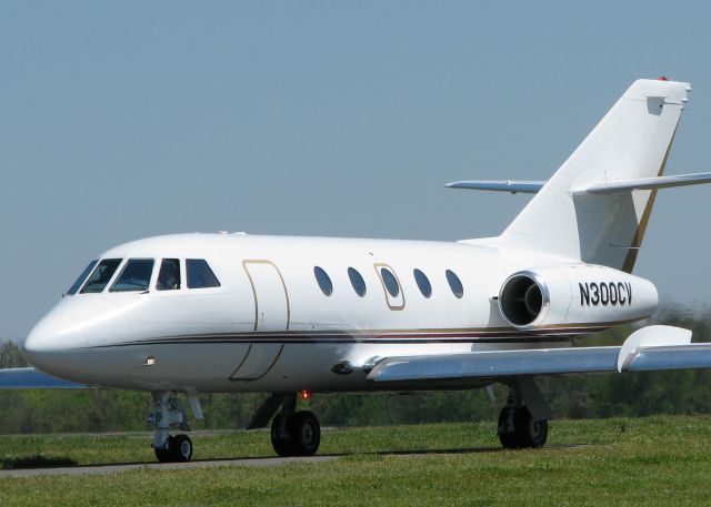 Dassault Falcon 20 (N300CV) - Taxiing to runway 14 at Downtown Shreveport. 