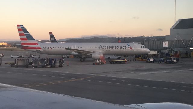 Airbus A321 (N194UW)