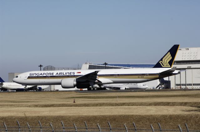 BOEING 777-300 (9V-SWK) - Departure at Narita Intl Airport Rwy34L on 2012/12/11