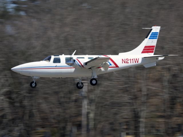 Piper Aerostar (N211W) - Perfect approach and landing on Danburys challenging runway 35.