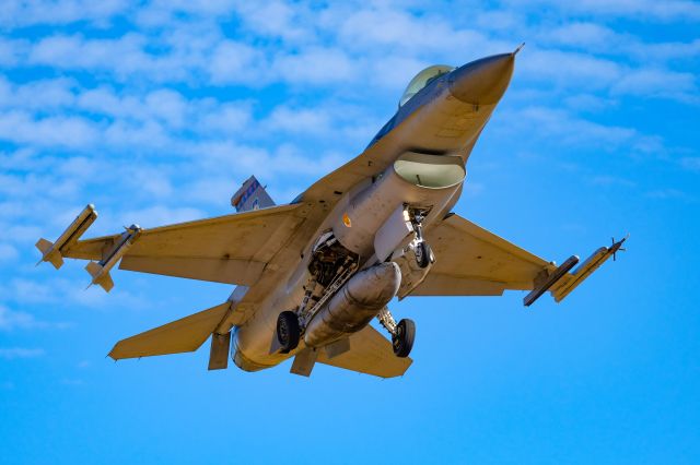 Lockheed F-16 Fighting Falcon — - Landing 29Lbr /Fuji X-H1 100-400br /F4.8 1/2000 ISO 500