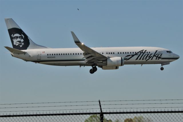 Boeing 737-800 (N553AS)