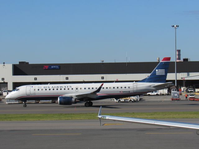 Embraer ERJ-190 (N958UW)