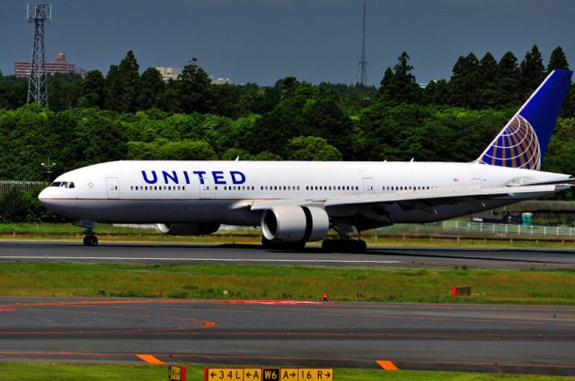 Boeing 777-200 (N768UA) - Reversing in Narita