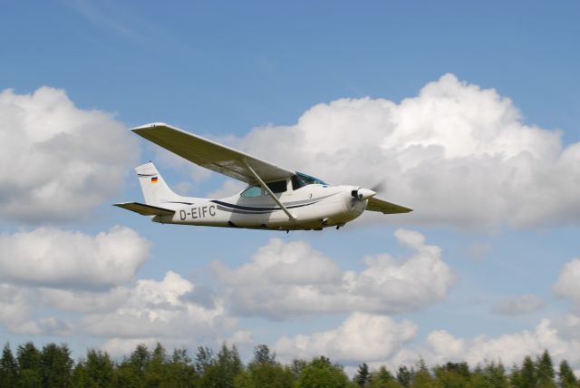 Cessna Skylane RG (D-EIFC) - Low approach 