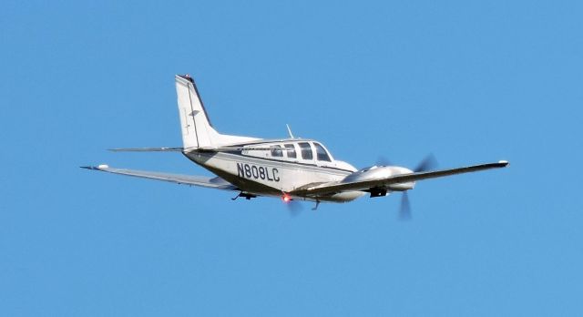 Beechcraft Baron (58) (N808LC) - 1980 BEECH 58Pbr /br /2018-08-04 SAT 9:04 AM, Taking off from CA35 , San Rafael, CA 94903