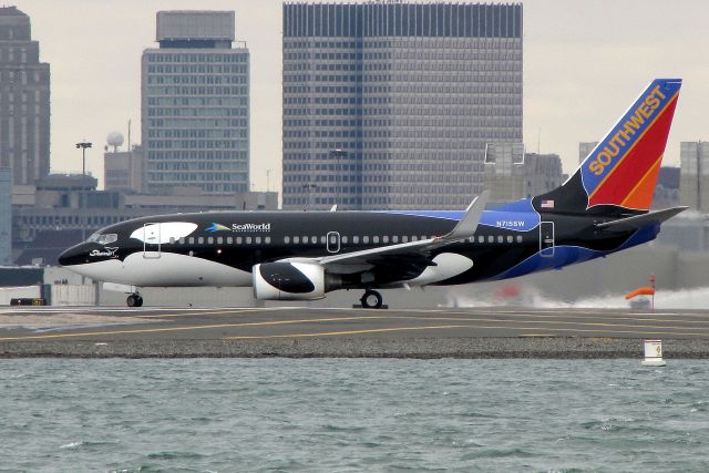 Boeing 737-700 (N7155W) - Shamu lining up for 27