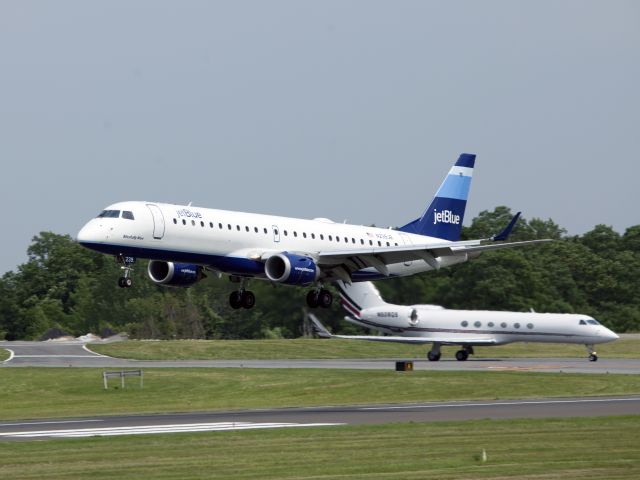 Embraer ERJ-190 (N239JB)