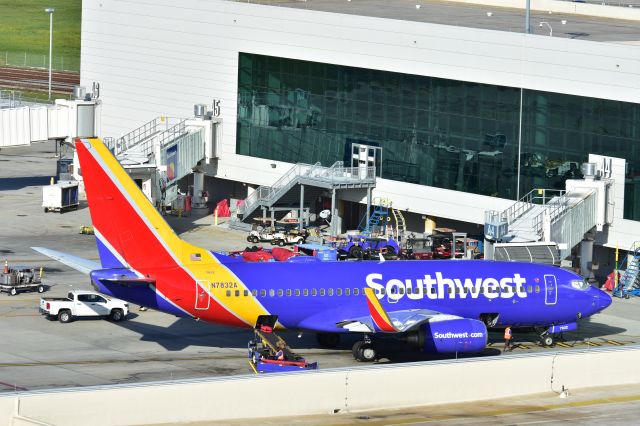 Boeing 737-700 (N7832A)