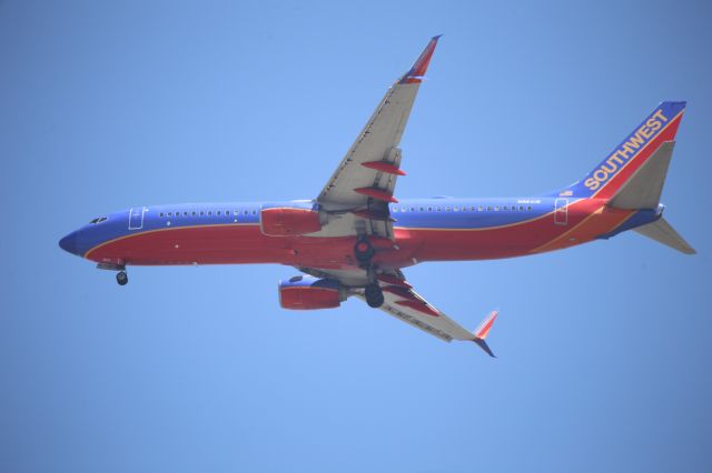 Boeing 737-800 (N8641B)