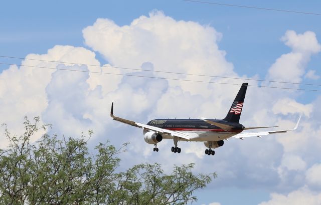 Boeing 757-200 (N757AF) - 'Trump Force One' landing at KFHU 22 Aug 24.