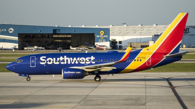 Boeing 737-700 (N777QC) - Taxiing to depart 13R