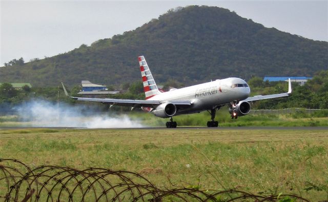 Boeing 757-200 (N692AA)