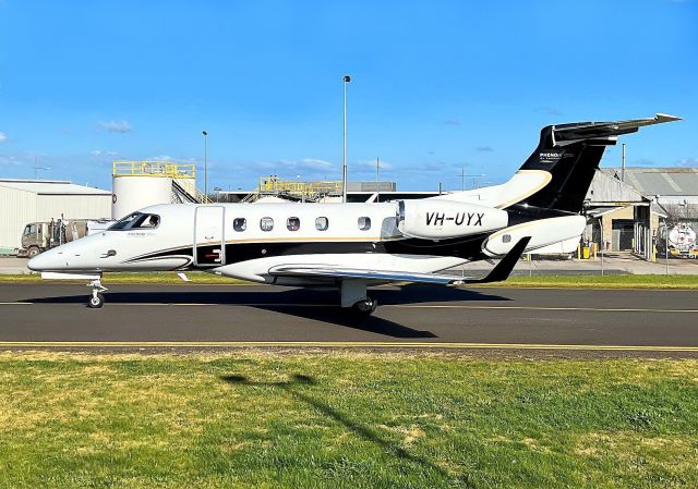 Embraer Phenom 300 (VH-UYX)