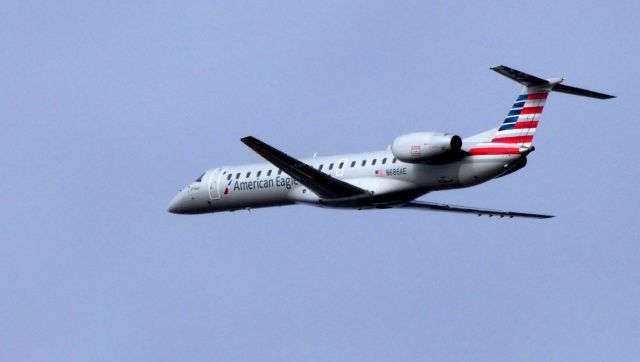 Embraer ERJ-145 (N686AE) - On departure is this 2004 American Airlines Eagle Embraer ERJ-145 in the Winter of 2019.