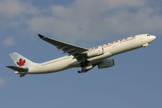 Airbus A330-300 (C-GHKW) - July 28, 2006 - escaped from Toronto