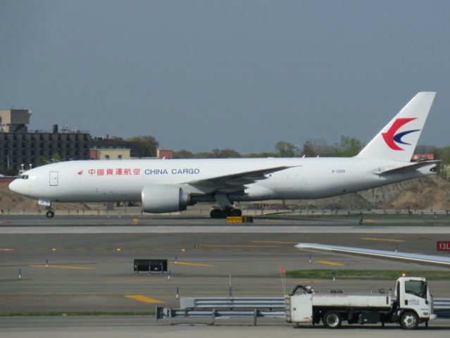 BOEING 777-200LR (B-222V)