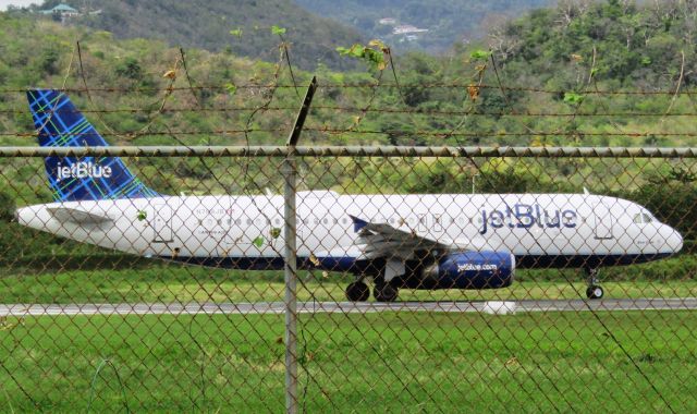 Airbus A320 (N768JB)