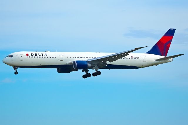 BOEING 767-400 (N839MH)