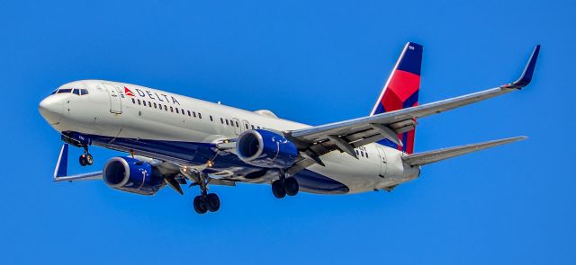 Boeing 737-800 (N3762Y) - N3762Y Delta Air Lines Boeing 737-832 s/n 30817 - Harry Reid International Airport KLASbr /Photo: TDelCorobr /September 7, 2023