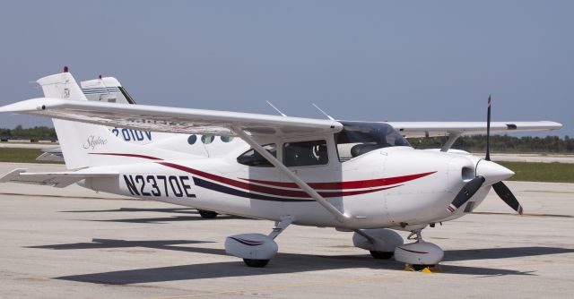 Cessna Skylane (N2370E)