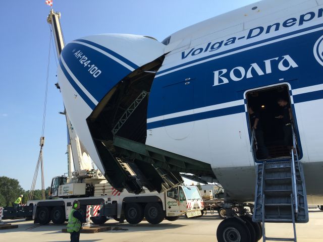 Antonov An-12 (RA-82078) - Closing the nose door.