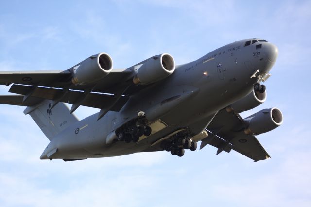 A41209 — - Globemaster landing at Williamtown for airshow