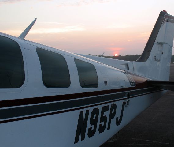 Beechcraft Baron (58) (N95PJ) - One of RELIANT AIRs Barons. The have the lowest fuel price on the Danbury (KDXR) airport!