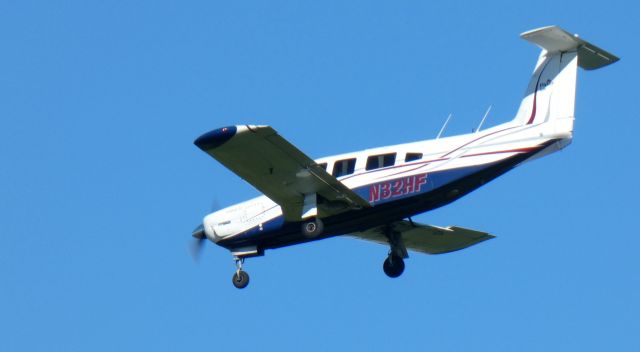 Piper Lance 2 (N32HF) - On short final is this 1977 Piper Lance II PA-32RT-200 in the Autumn of 2022.