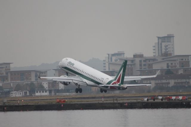 Embraer ERJ-190 (EI-RNA) - Rotating off to Milan