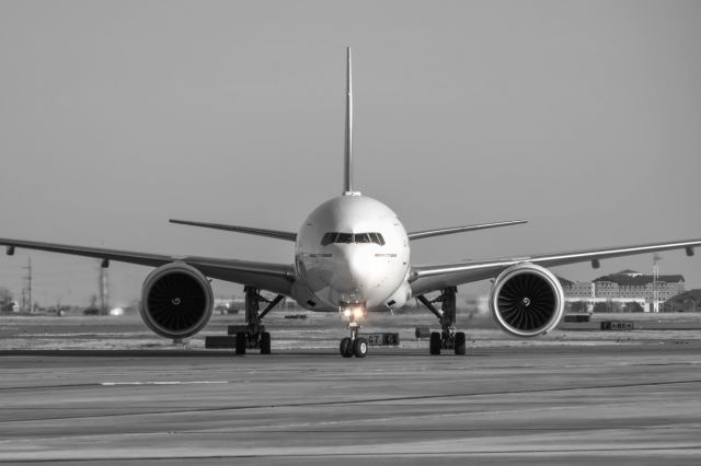 BOEING 777-300 —