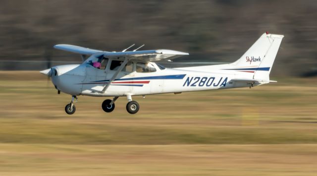 Cessna Skyhawk (N280JA) - A Flying Tigers Flight School Cessna 172 prepares to land at EFD on 1/8/2021